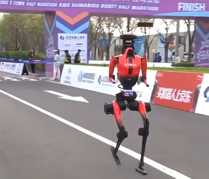 Robot postavil nov svetovni rekord v polmaratonu