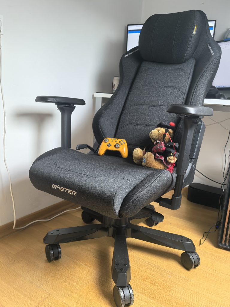 Test DXRacer Master – končno stol, ki podpira in popravlja mojo gamersko držo