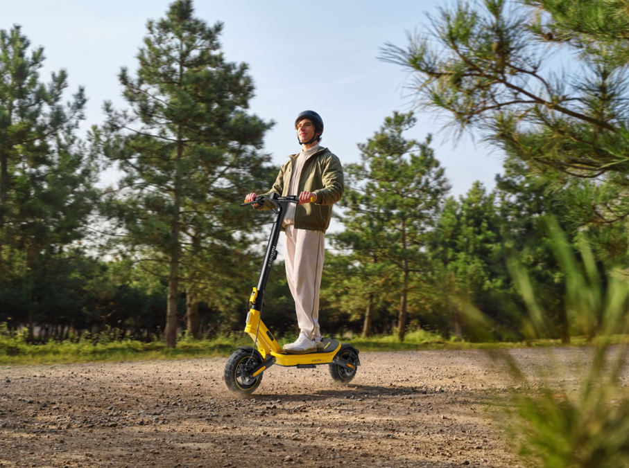 Urbani dvojec: Novi Xiaomi Electric Scooter 6 in Watch 5