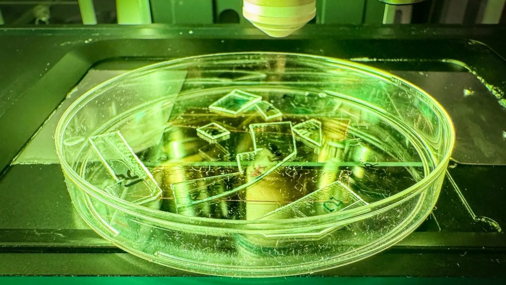 Znanstveniki ustvarili plastiko, ki uničuje viruse