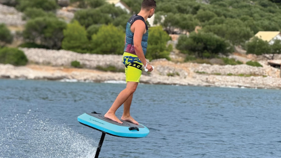 Hit poletja: lebdenje nad vodno gladino