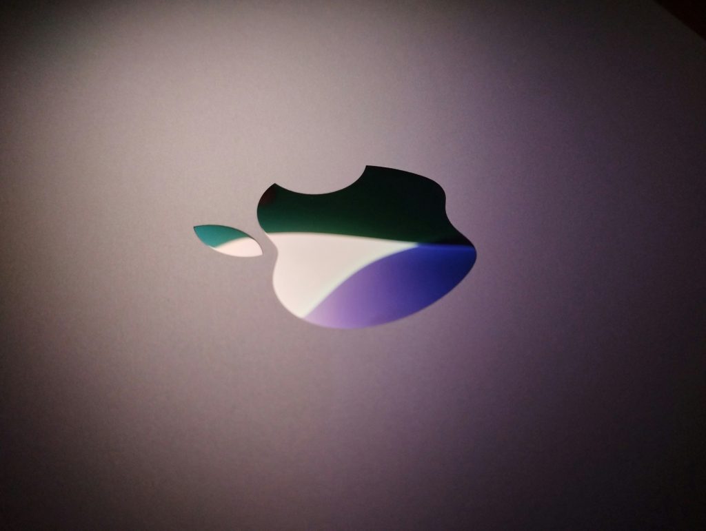 Tim Cook zapušča Apple, nasledil ga bo John Ternus