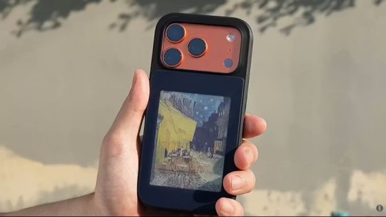 Zaščitni ovitek, ki vaš iPhone spremeni v polnobarvni e-bralnik