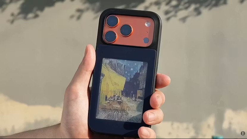 Zaščitni ovitek, ki vaš iPhone spremeni v polnobarvni e-bralnik