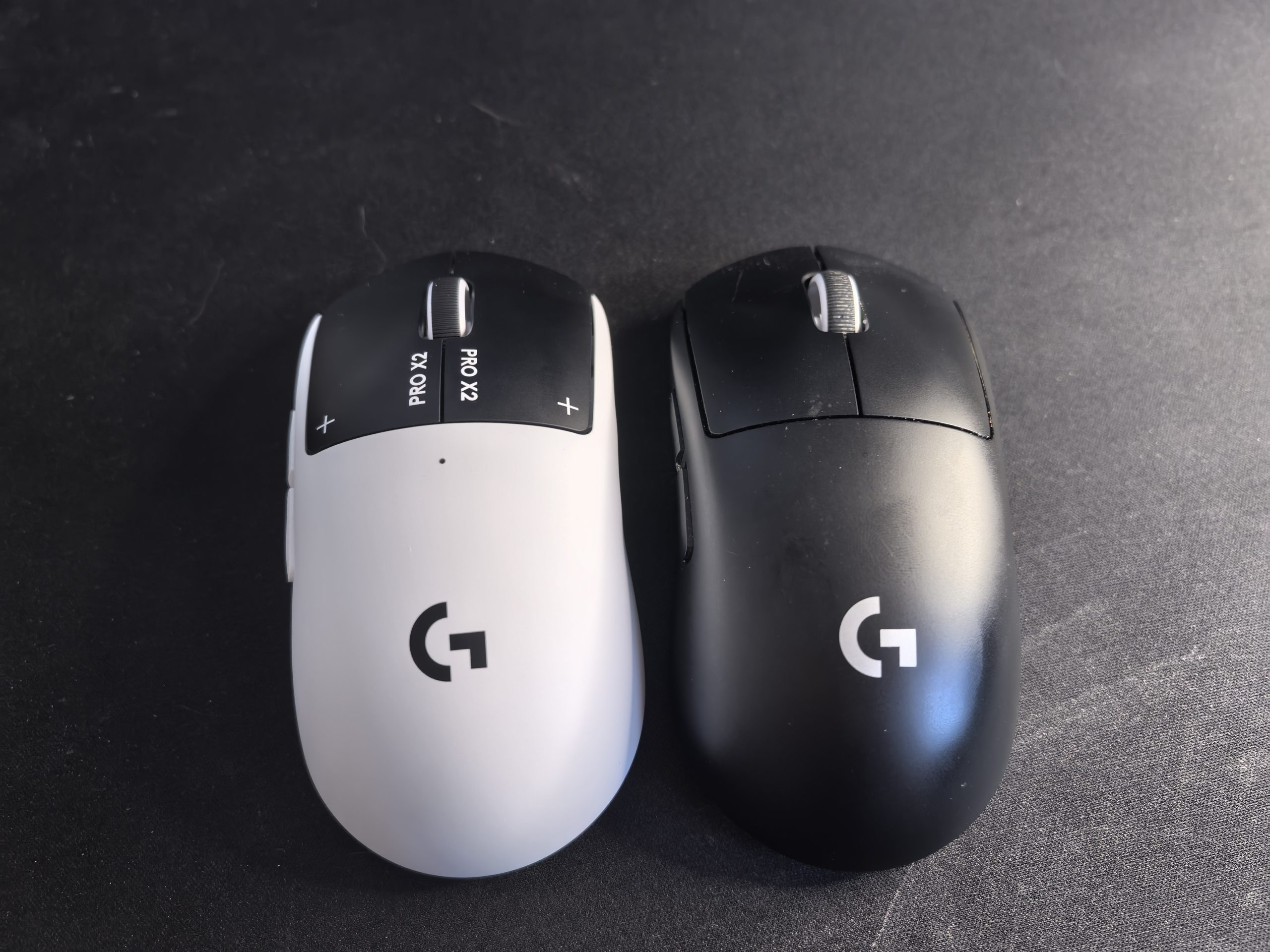 Logitech Pro X2 Superstrike (levo), Logitech Pro X Superlight 2 Lightspeed (desno)