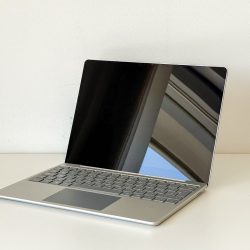 Surface Laptop Go sledi filozofiji Microsoftove družine Surface. Ohišje je moderno in minimalistično, kakovost izdelave pa je na visoki ravni.