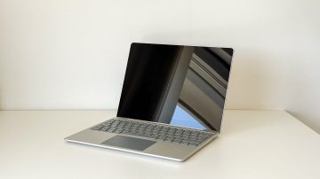 Surface Laptop Go sledi filozofiji Microsoftove družine Surface. Ohišje je moderno in minimalistično, kakovost izdelave pa je na visoki ravni.