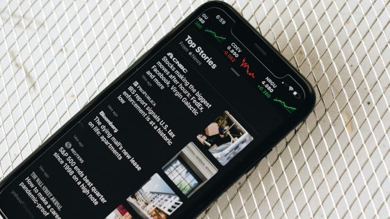 Digital News Report 2026: družbena omrežja prvič prehitela medijske spletne strani