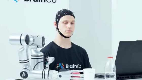 Podjetje BrainCo z umetno inteligenco povezalo človeške možgane in humanoidne robote