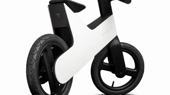Tesla končno predstavila svoje prvo dvokolo, a gre le za drag poganjalec za otroke