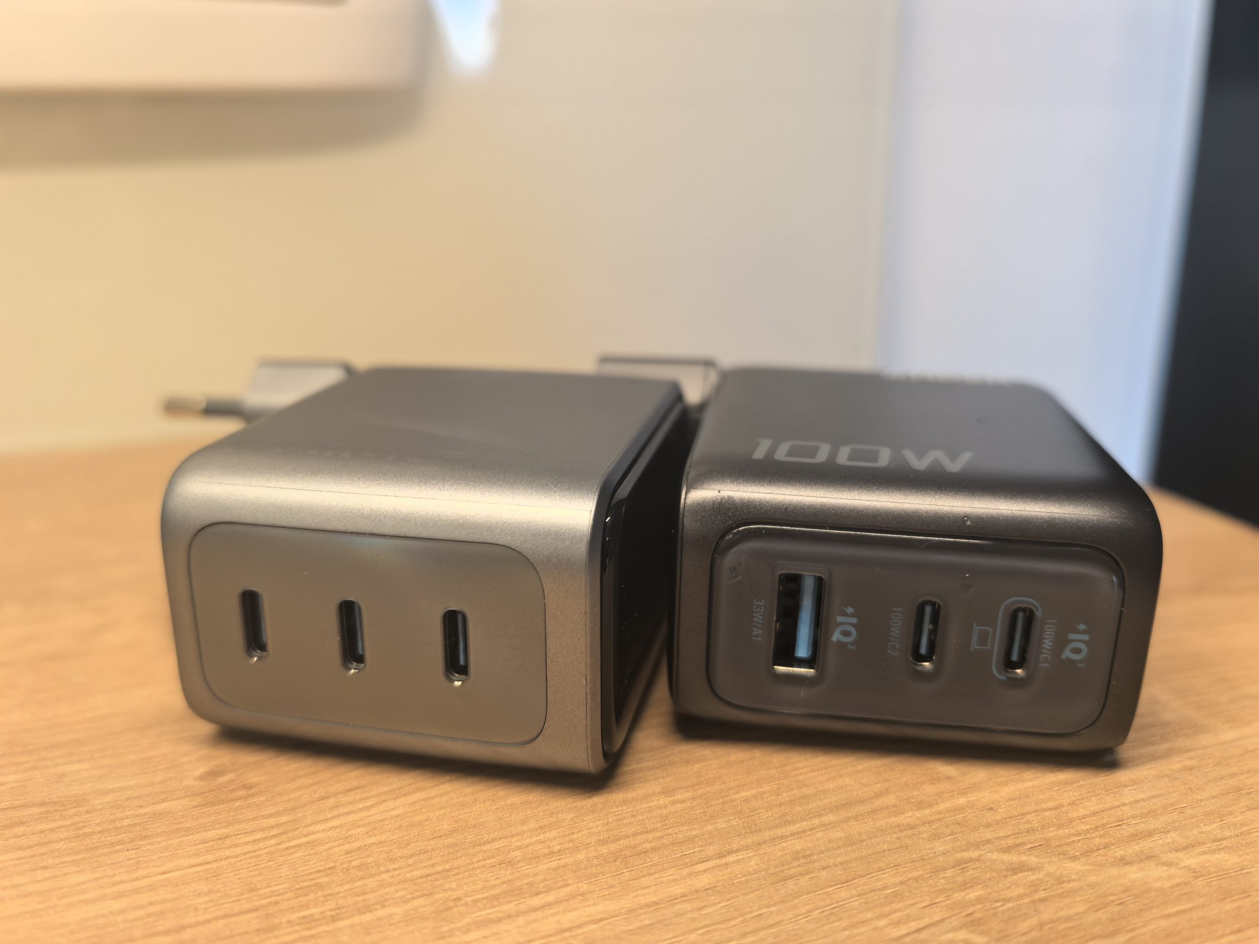 Anker Prime 160 W (levo), Anker 100 W (desno)