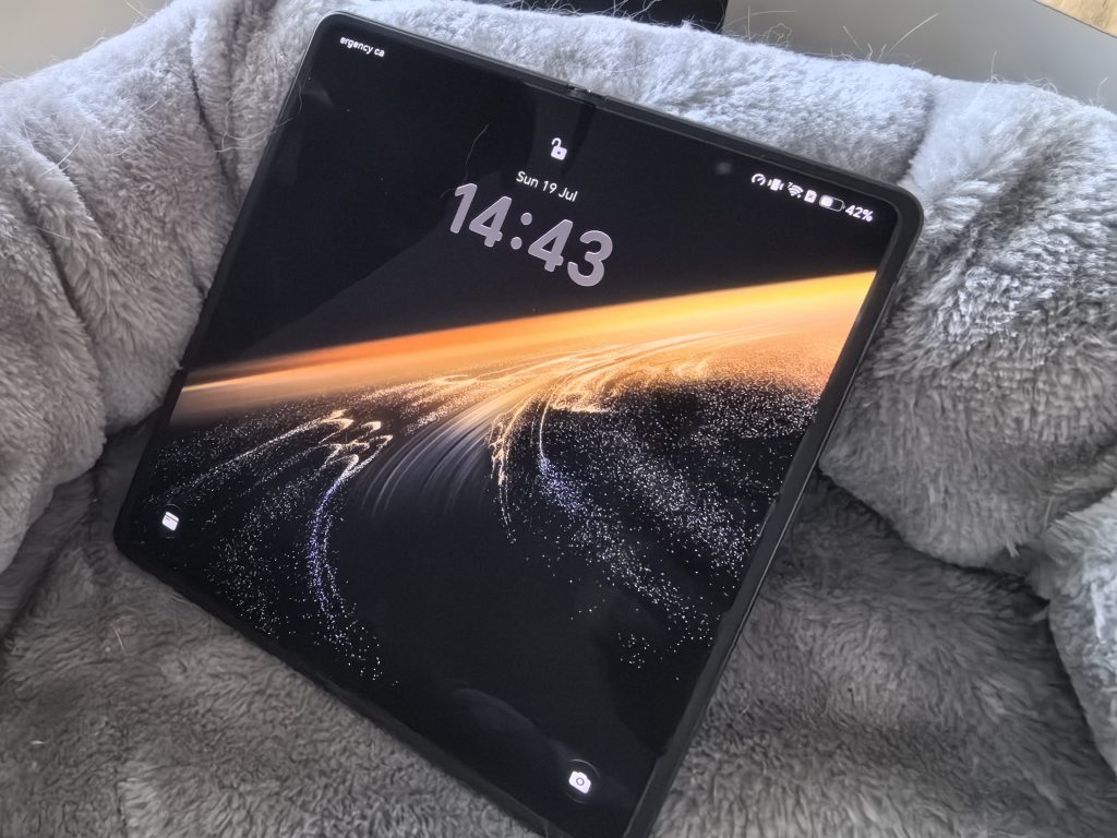 HONOR Magic V6 dobi vse pike na področju izdelave in trpežnosti