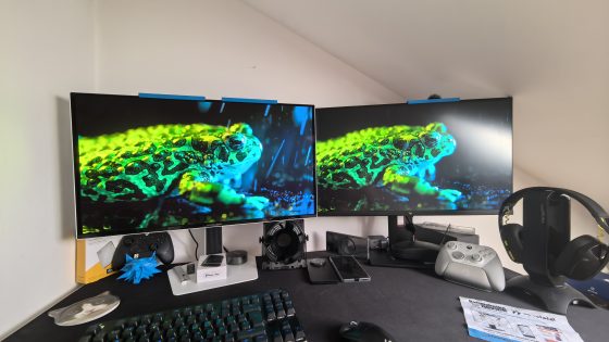 LC-M27QO (levo) je QD-OLED monitor, ki je priletel na mojo mizo. Glede na ceno sem pričakoval, da bo imel kar nekaj kompromisov, ampak sem se motil.