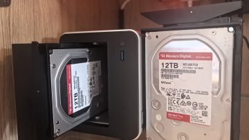 V teh časih je vsak gigabajt dragocen, kaj šele terabajt. Na test sem dobil kar 24 terabajtov v obliki dveh diskov WD Red Plus 12 TB. Vstavil sem ju v dva NAS-a in preizkusil njune zmogljivosti.