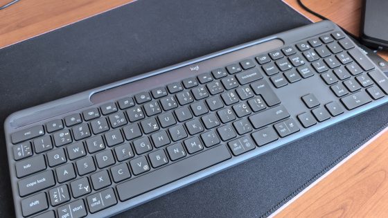 Logitech Signature Slim Solar+ K980 – tipkovnica, ki je ne polnim. Ampak ali je to dovolj?